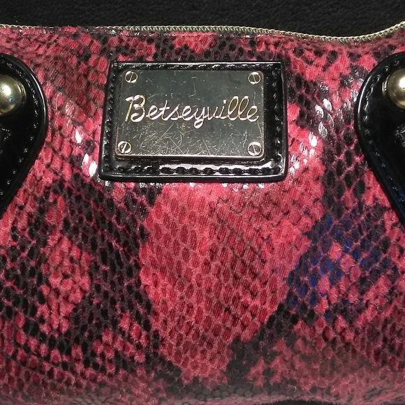 VINTAGE BETSEYVILLE /BETSEY JOHNSON Pink & Black SnakeWristlet W/ GOLD DETAILS - Picture 8 of 11